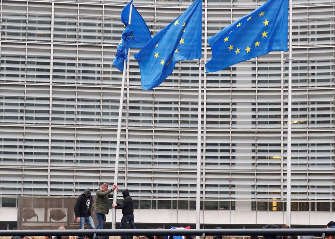 Manifestantes de ultraderecha frente a la Comisión Europea en Bruselas