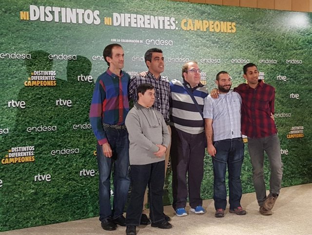 Protagonistas de 'Ni distintos ni deferenes. Campeones'