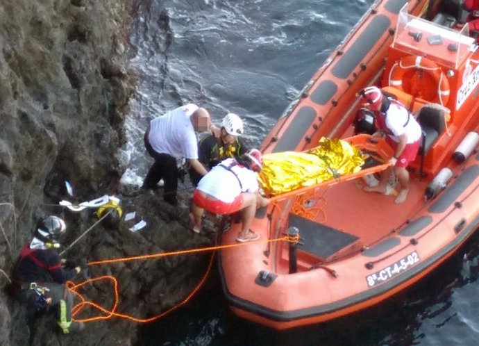 Guardia Civil rescata a una mujer que había caído al mar en Cala Fría (Cartagena