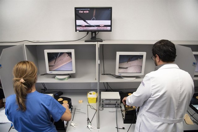 salud forma a los cirujanos de sns en técnicas avanzadas de laparoscopia