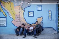 Miembros de la caravana de migrantes buscan asilo en la frontera entre México y Estados Unidos