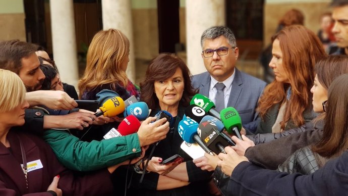 La vicepresidenta del Govern, Carmen Calvo, atén als mitjans a València
