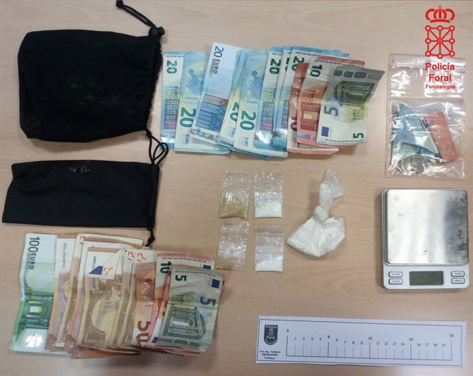 Dinero y sustancias incautadas.