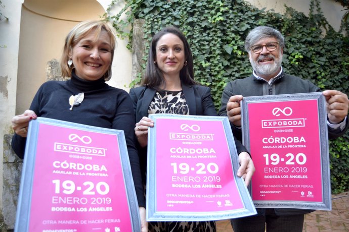 Gómez (centro) presenta el cartel de Expobodas