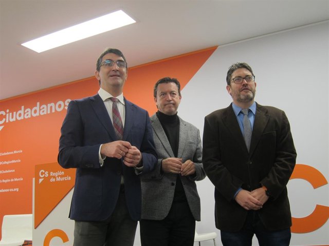 De derecha a izquierda, Sánchez Morell, Molina y Sánchez, en el desayuno