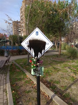Pintada sobre la placa de Yolanda González en Aluche