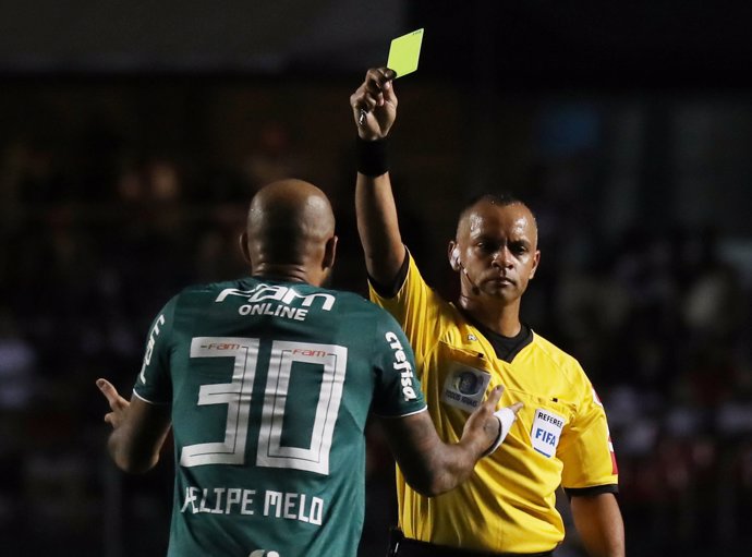 El árbitro brasileño Wilton Sampaio amonesta a Felipe Melo
