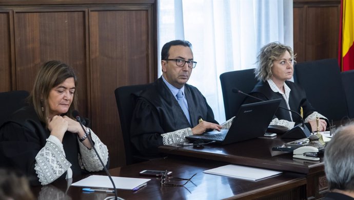 Pilar Llorente, Juan Antonio Calle y Encarnación Gómez, tribunal de los ERE