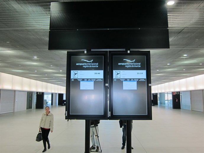 Zona de tiendas y duty free del aeropuerto de Corvera