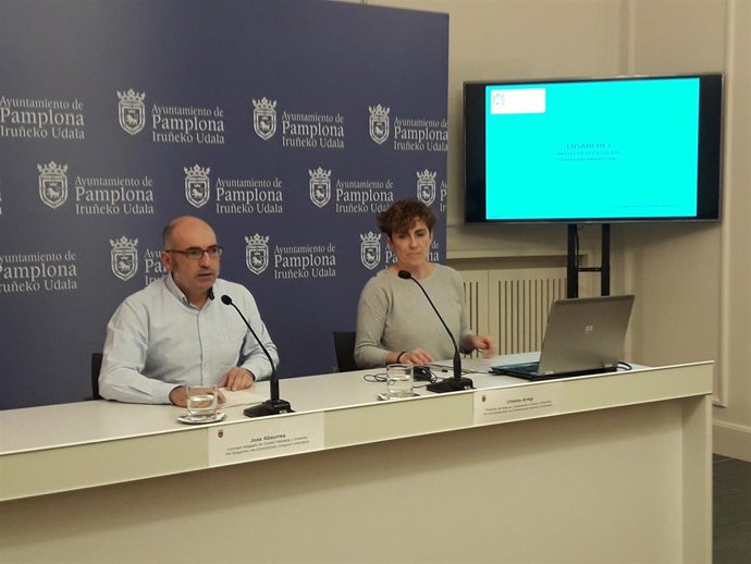 El concejal de Pamplona Joxe Abaurrea y la directora de área Cristina Arregu.