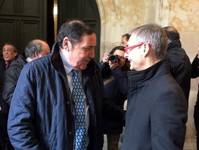 Sáez Aguado habla con el rector de la USAL en su visita a Salamanca.