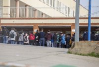 Concentración a las puertas del instituto de Nerva (Huelva) donde daba clases Laura Luelmo