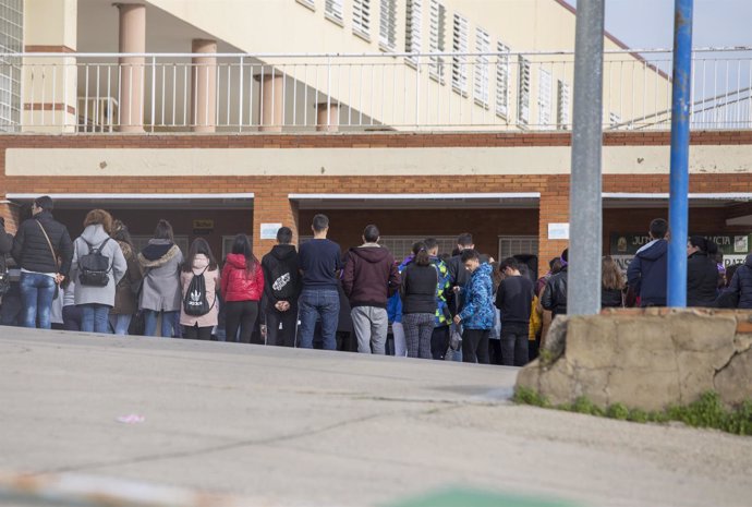 Concentración a las puertas del IES Vázquez Díaz por Laura Luelmo.