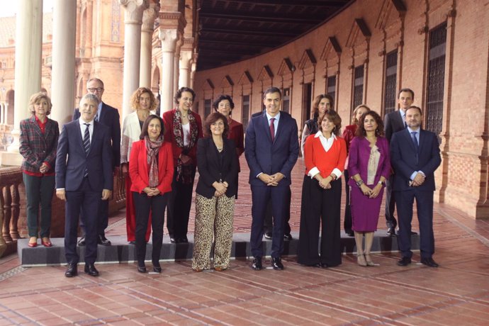 Foto de familia previa a la reunión del Consejo de Ministros en Sevilla 