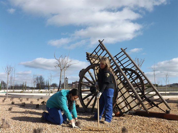 Imagen de mujeres trabajando en el campo