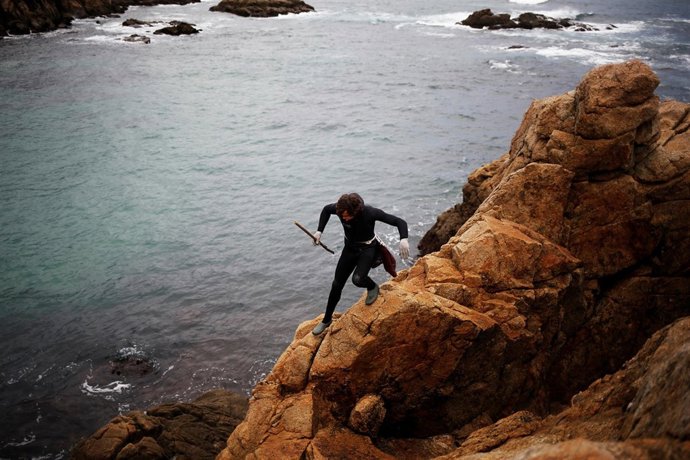 Un percebeiro en plena faena