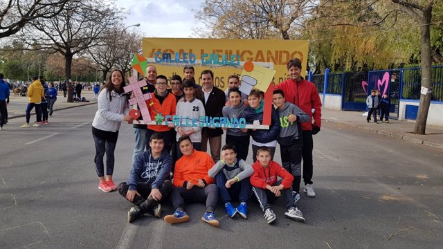 López (centro), junto a un grupo de alumnos en 'Callejugando'