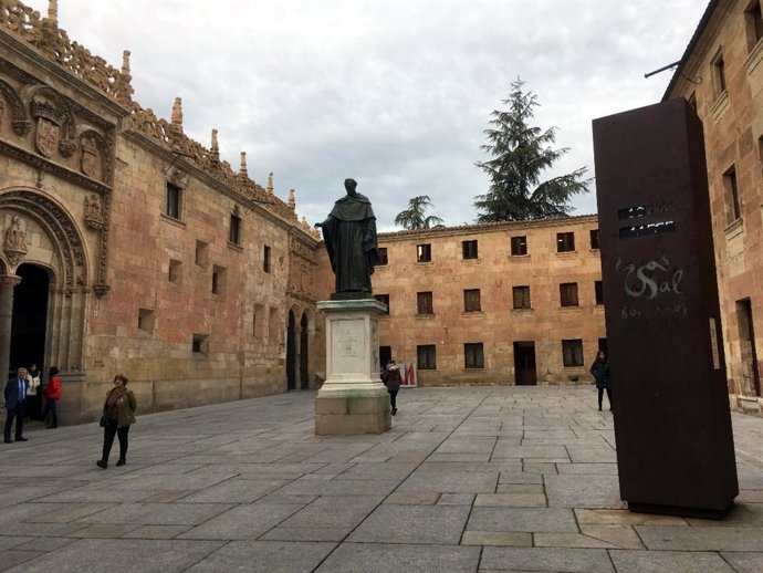 Tótem en el Patio de Escuelas de la USAL