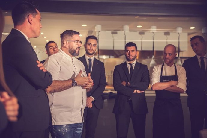 Dani garcía con su equipo restaurante cierra estrella michelin