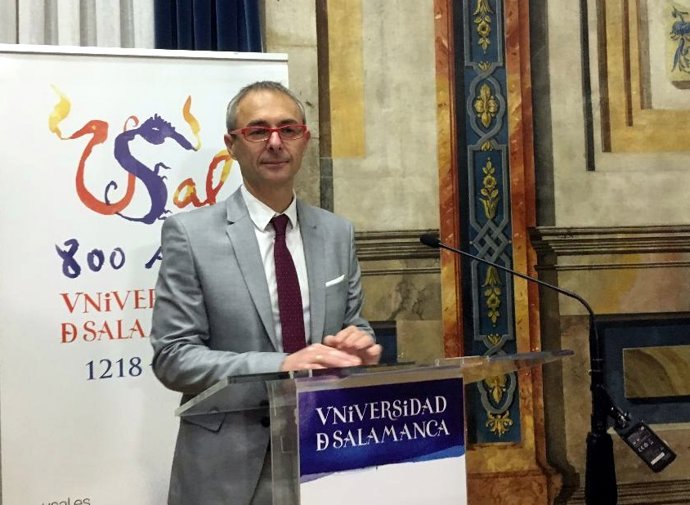 El rector de la USAL este martes en un encuentro con los medios. 18-12-18