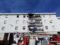 Desalojan un bloque de viviendas en Motril (Granada) por un fuego, ya extinguido