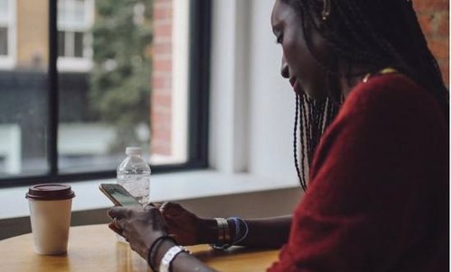 Mujer utilizando un 'smartphone'