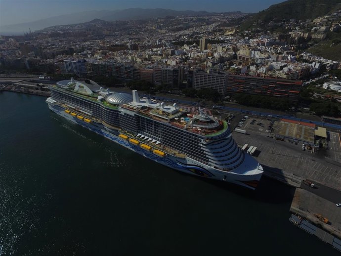 AidaNova en el puerto de Santa Cruz de Tenerife