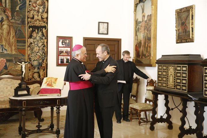 El obispo saluda al nuevo vicario tras su juramento