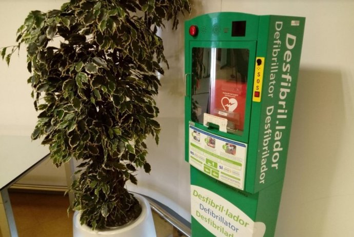 Un dels desfibril·ladors instal·lats a l'Aeroport de Girona-Costa Brava