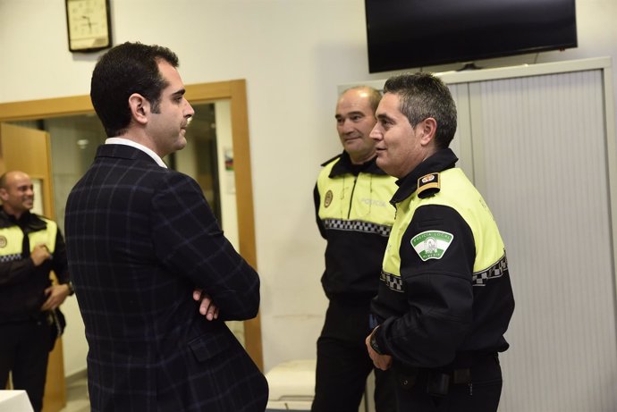 El alcalde de Almería con agentes de Policía Local