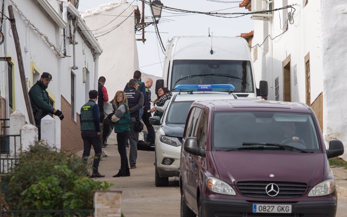 La Guàrdia Civil es trasllada al carrer on vivia Laura Luelmo a El Campillo 