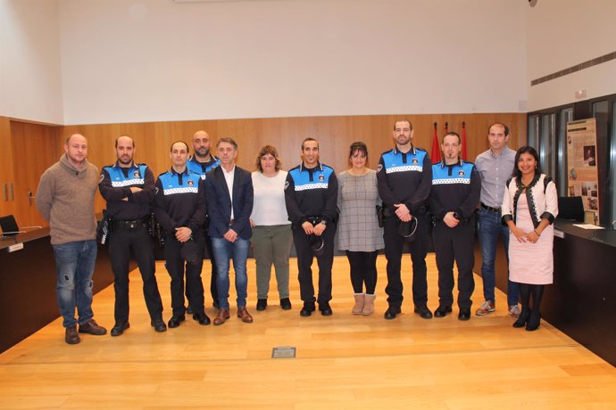 Cinco nuevos agentes de Policía Local del Valle de Egüés reciben sus placas.