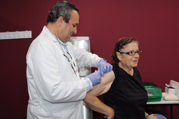 Una mujer se vacuna contra la gripe