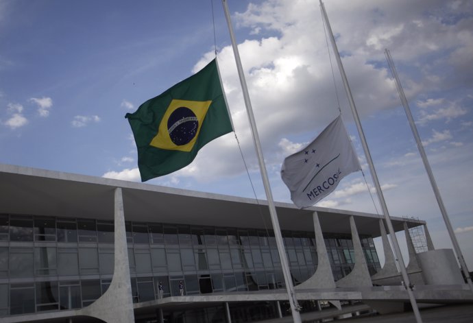 The Brazilian flag flies at half mast in front of the Planalto Palace, as a trib