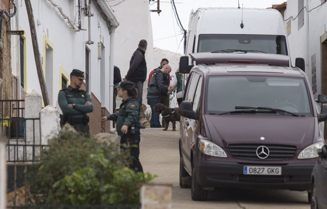 La Guardia Civil se traslada a la calle donde vivía Laura Luelmo en El Campillo 