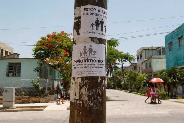 Carteles oponiéndose al matrimonio homosexual en Cuba
