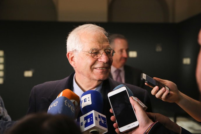Josep Borrell vas agafar a l'entrega de l'IV Premi Internacional Humanisme Solid