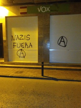 Pintadas en la fachada de VOX Murcia