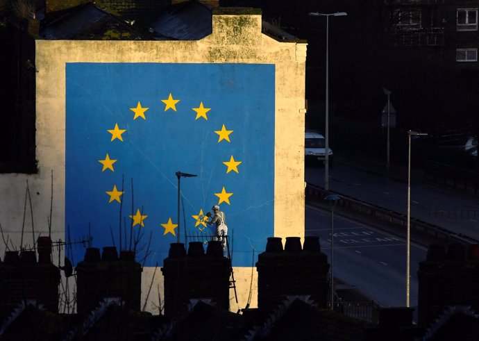 Mural de Banksy en Dover con la bandera de la UE