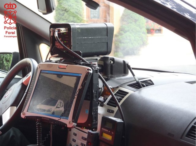 Vehículo policial provisto con sistema radar