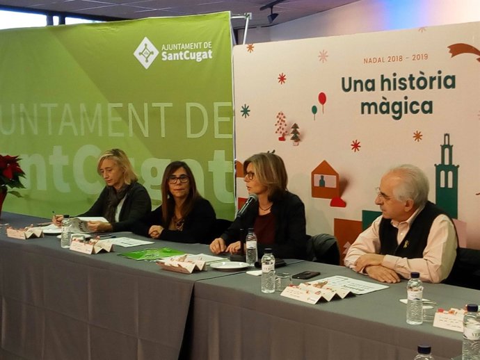 L'alcaldessa de Sant Cugat, Carmela Fortuny, atenent als mitjans