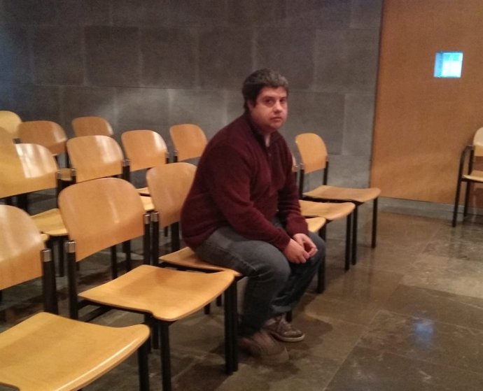 El acusado por maltrato animal sentado en el banquillo de los acusados.