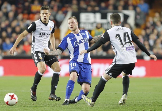 Guidetti pelea ante Gayá y Paulista en un Valencia-Alavés