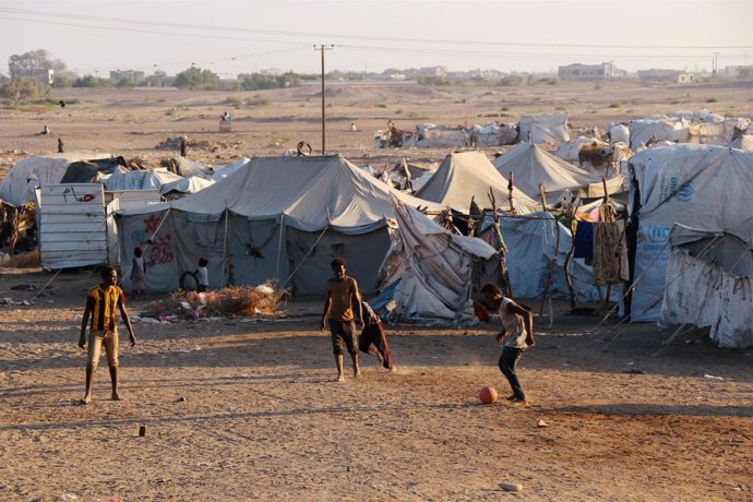 Niños jugando en un campo de desplazados cerca de Adén