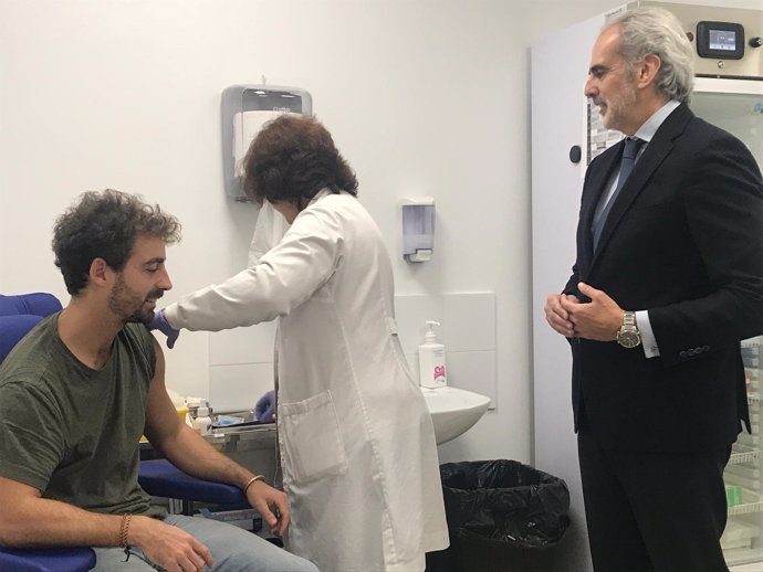 El consejero Enrique Ruiz Escudero en el nuevo centro de vacunación