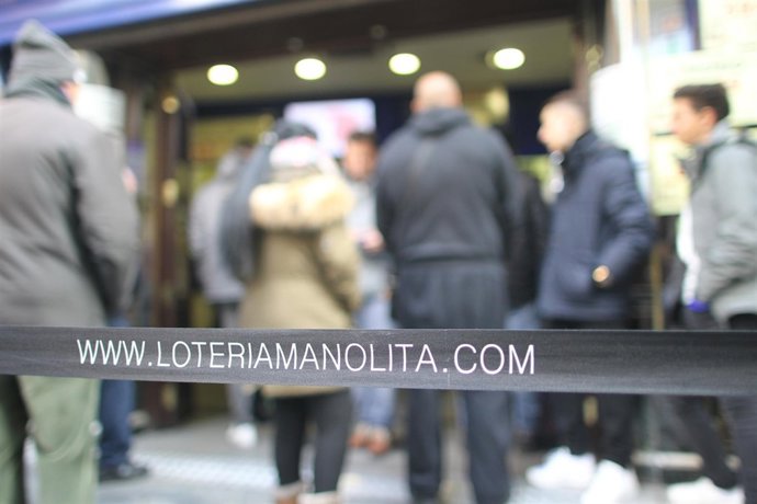 Cola para comprar lotería de Navidad en doña Manolita en Madrid