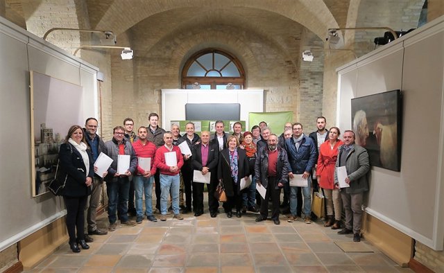 Entrega de ayudas para adquirir equipamientos informáticos.