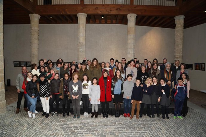 Maider Beloki con docentes y alumnado de los centros premiados