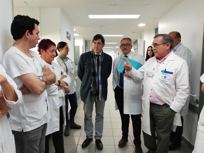 El consejero Villegas en su visita la Unidad de Crónicos Complejos del Rosell