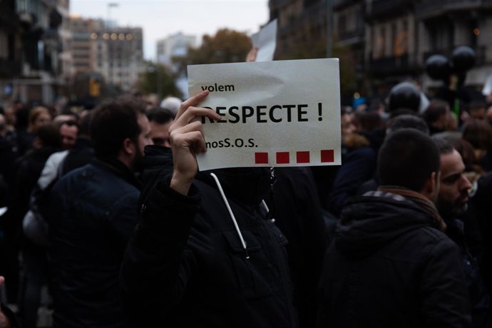 Concentración de Mossos de Esquadra ante la Consellería de Economía de la Genera